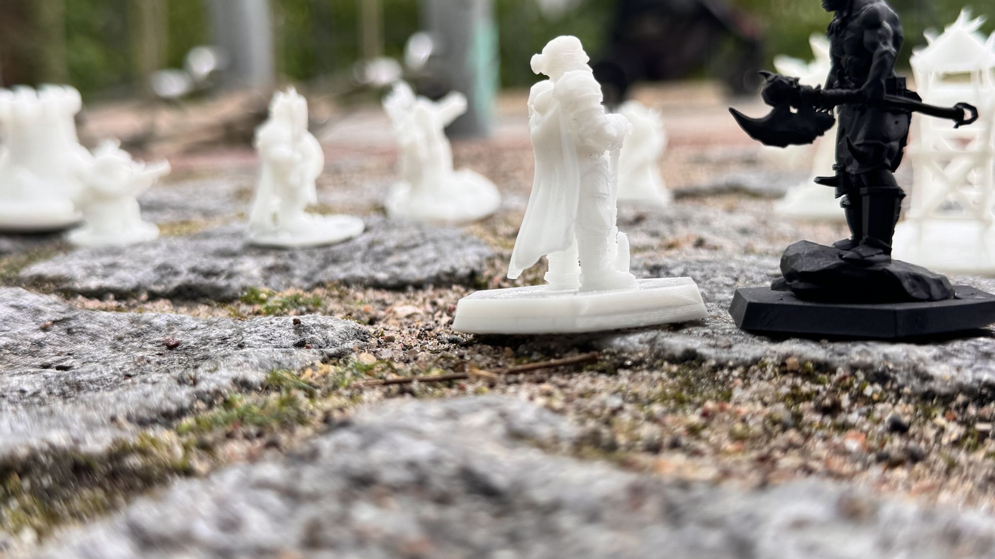 Warconicas-Champions und ein Turm-Modell im Freien aufgestellt