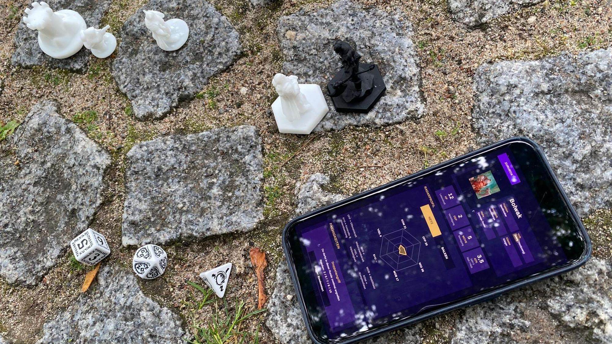 Radar-Profilanzeige eines Champions in der Warconicas-App neben echten Miniaturen